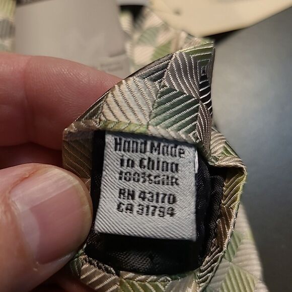 Geoffrey Beene Green Gray White Mens Necktie Tie 3.25”x 58” 100% Silk NEW NWT - Picture 6 of 6